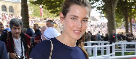 Carlota Casiraghi derrocha glamour en el hipódromo de París en compañía de su novio Álex Dellall