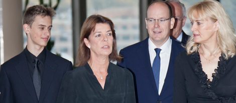 Carlota Casiraghi derrocha glamour en el hipódromo de París en compañía de su novio Álex Dellall