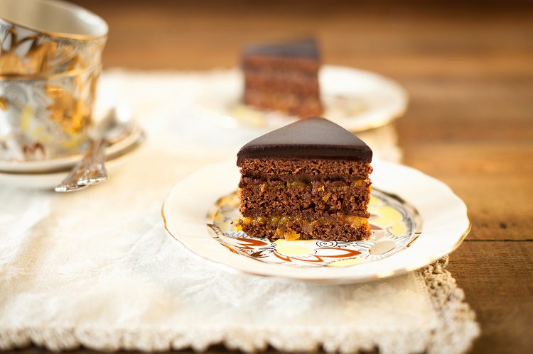 El primer paso para la preparación de la tarta sacher es montar las claras con ayuda de unas varillas