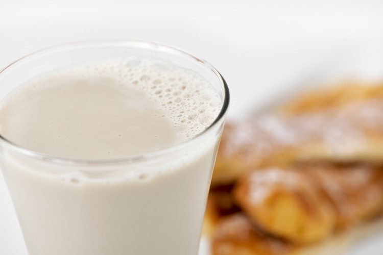 La horchata de almendras es ideal para tomarla durante los meses de calor