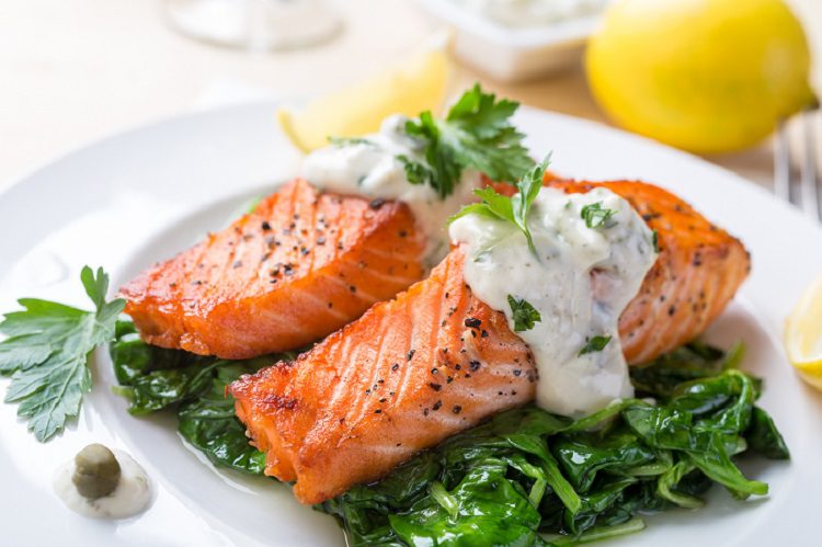 Añadiendo a tu dieta el pescado azul, el salmón es la mejor opción para comer ocasionalmente