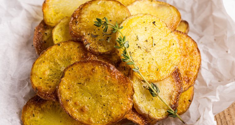 Para esta receta debemos rebozar las patatas, una vez estén cocidas