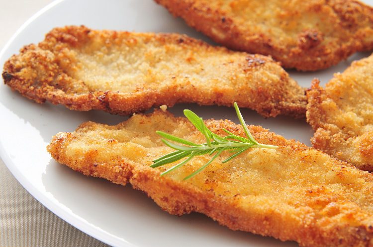 Puedes servir la carne milanesa rebozada junto al puré de patatas 