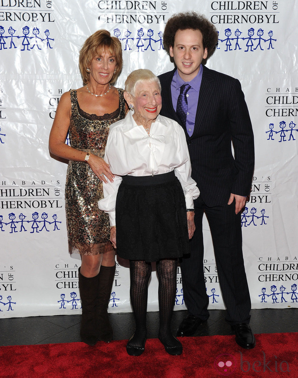 13008_nancy-spielberg-leah-adler-y-josh-sussman-en-la-gala-children-at-heart.jpg