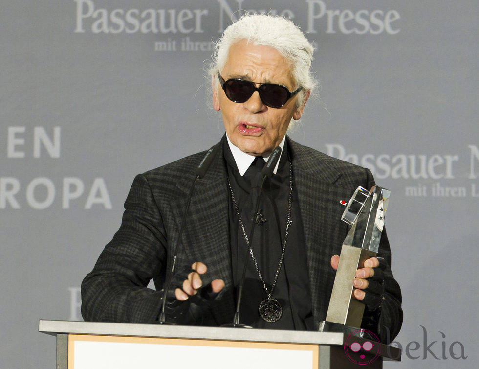  - 14423_karl-lagerfeld-entrega-premio-menschen-europa