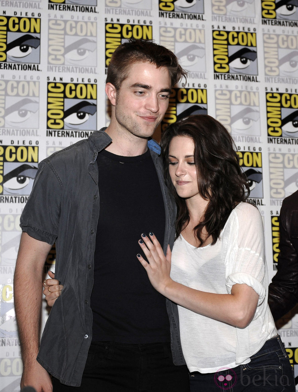 Robert Pattinson y Kristen Stewart cariñosos en Comic-Con 2011