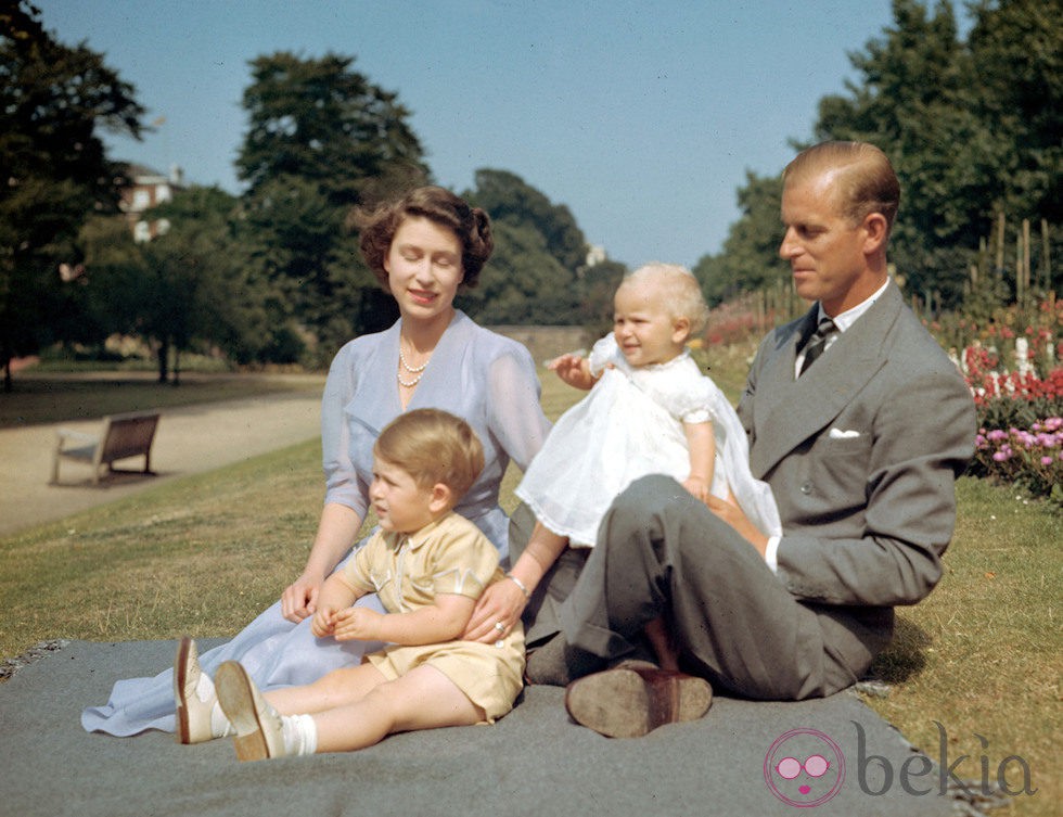  - 22348_reina-isabel-duque-principes-carlos-ana-1951