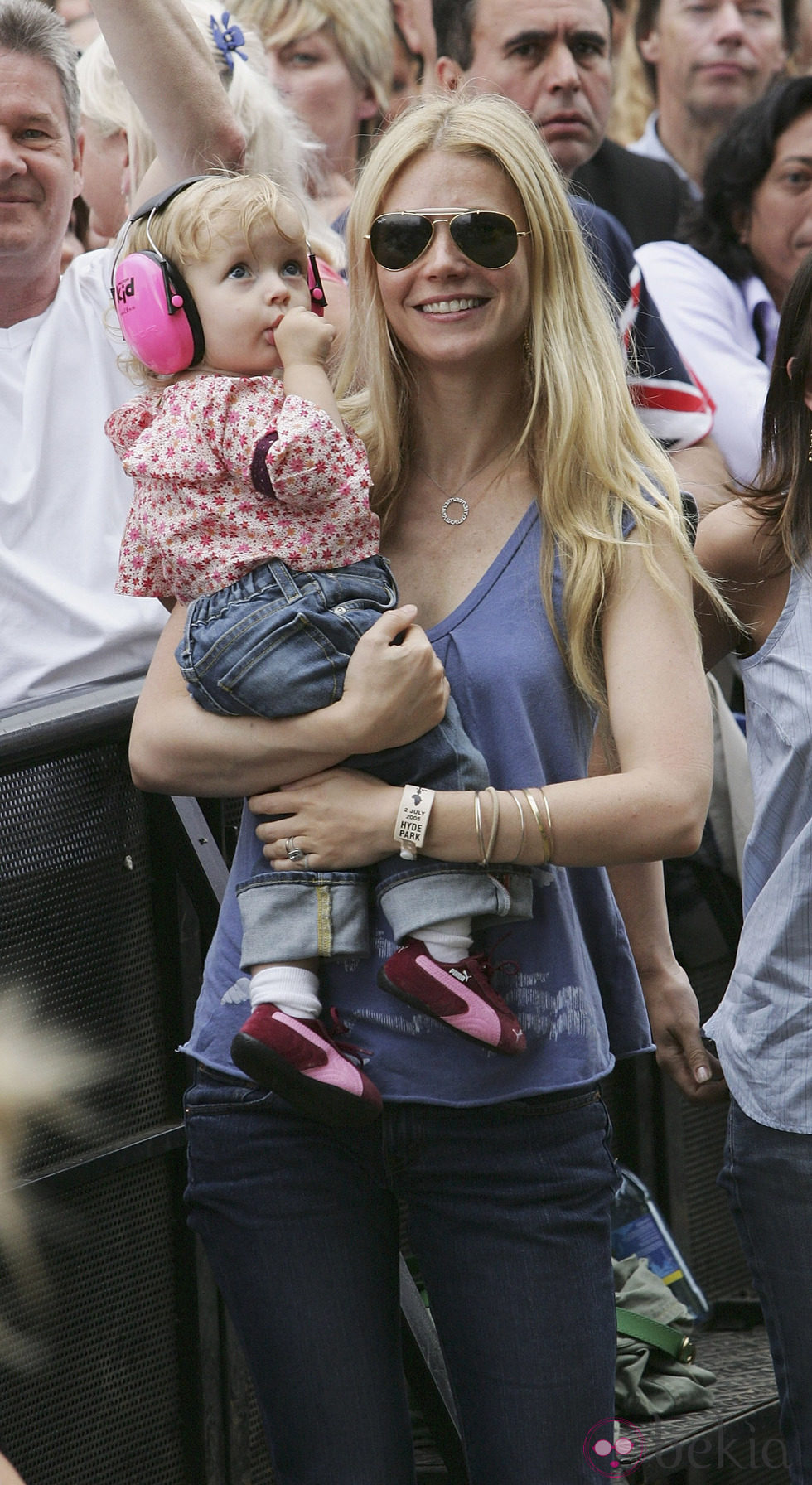 Gwyneth Paltrow Con Su Hija Apple En Brazos: Fotos En Bekia