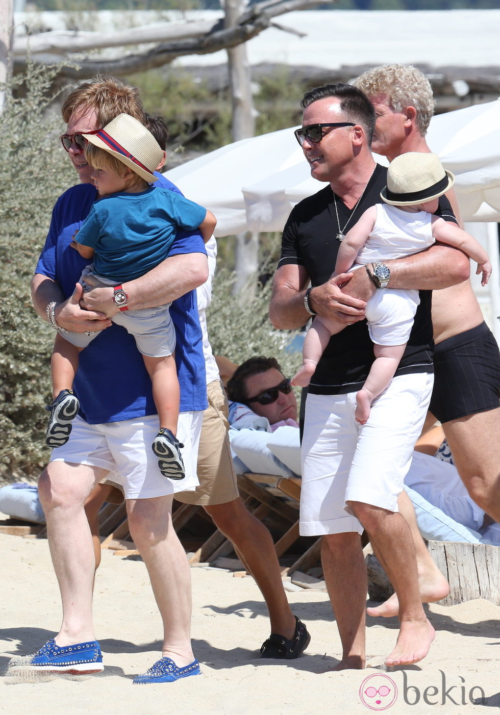 45436_elton-john-david-furnish-hijos-zachary-elijah-saint-tropez.jpg (980×1402)