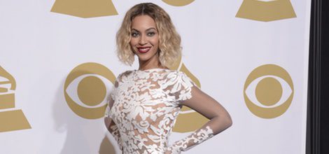 Beyoncé con un vestido de Michael Costello en la alfombra roja de los Premios Grammy 2014