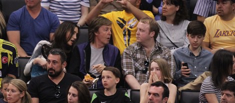 Paul McCartney, Nancy Shevell y James McCartney en el partido de los Lakers