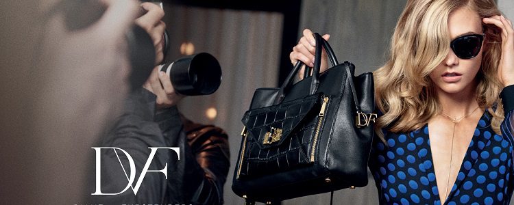 Karlie Kloss es la protagonista de Secret Agent su colección de bolsos para 2015