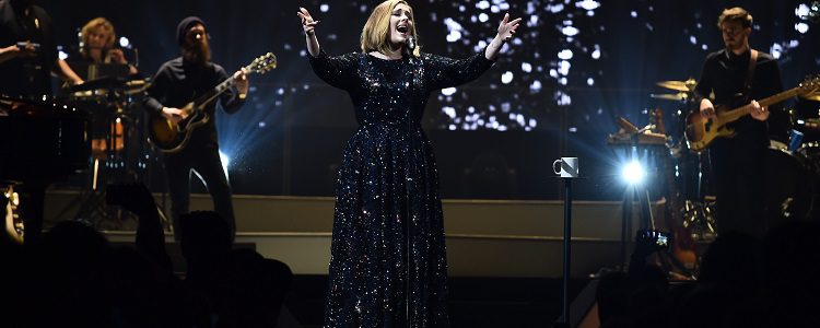 Adele lució una colección exclusiva en su gira 2016