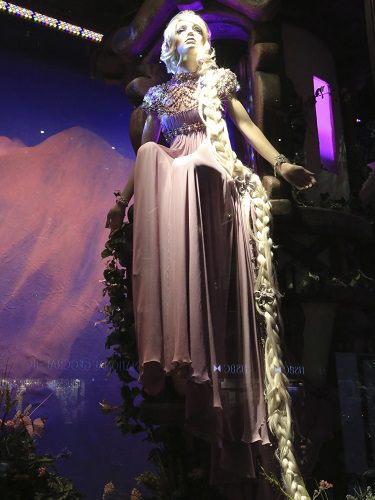 Un maniquí representa a la Princesa Rapunzel con un vestido de Jenny Packham en un escaparate de Harrods en Londres