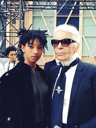 Lagerfeld junto a una de sus musas, Willow Smith