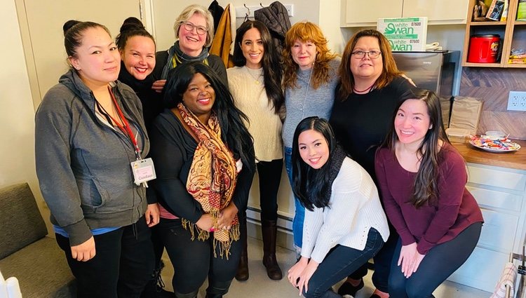 Meghan Markle con una representación del Centro de Mujeres Downtown Eastside