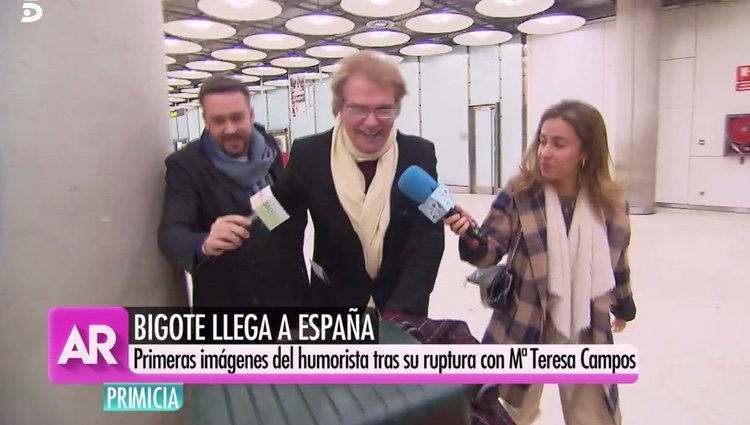 Bigote Arrocet llegando al aeropuerto | Foto: telecinco.es