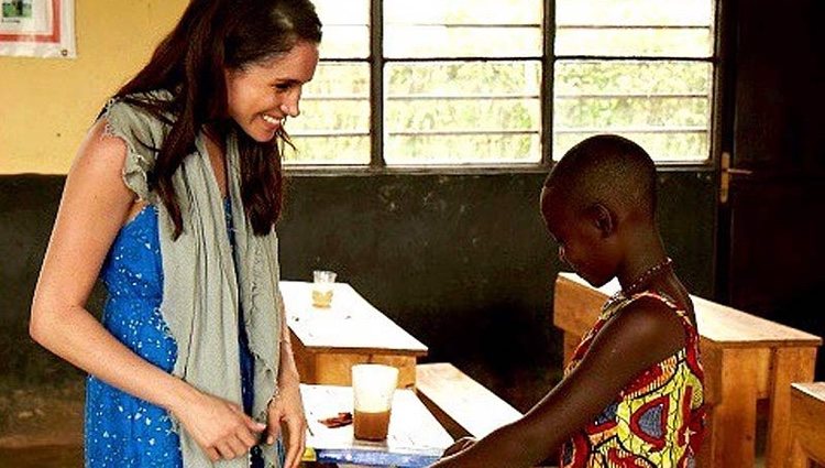 Meghan Markle en una de sus labores humanitarias/ Foto: Instagram