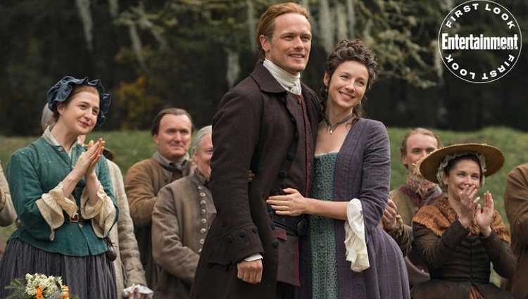 Sam Heughan junto a los actores de 'Outlander'