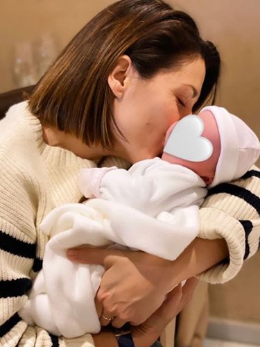 Nagore Robles con Lola, la hija de Toñi Moreno, en brazos | Foto: Instagram