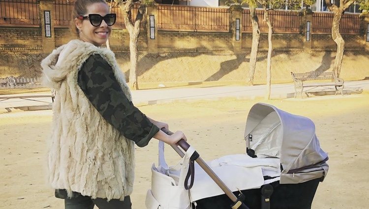 Pastora Soler paseando por primera vez a Vega/Foto: Instagram