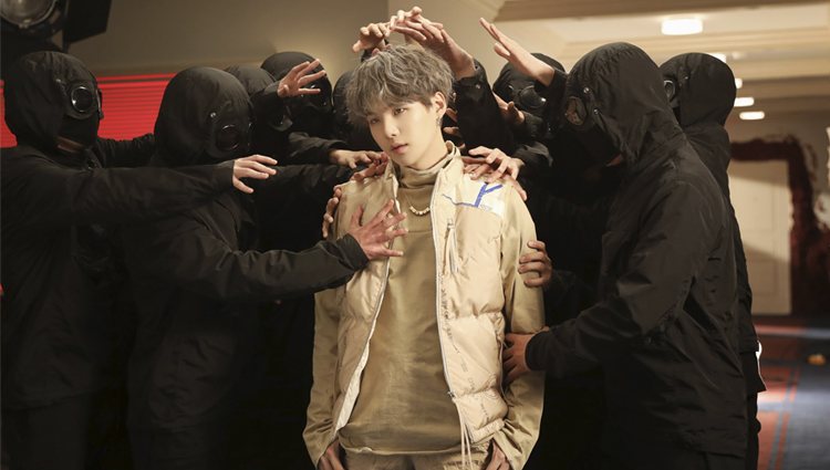 Suga en el videoclip de 'Interlude: Shadow' | Fuente: BigHit