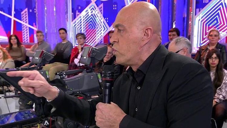 Kiko Matamoros yéndose del plató de 'Sábado Deluxe'|Foto: telecinco.es