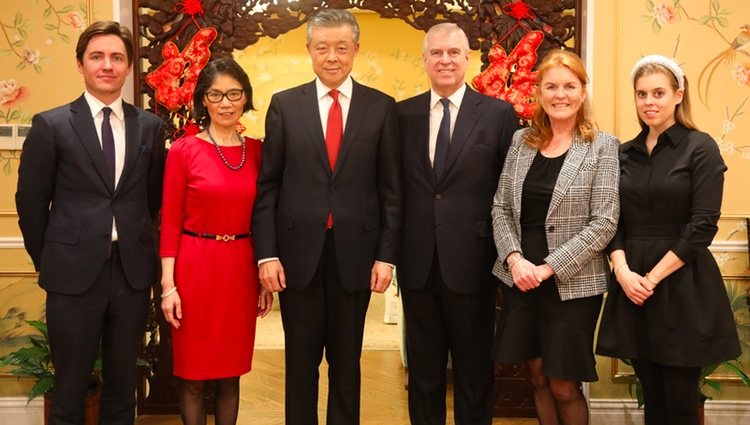 Los Duques de York, la Princesa Beatriz y Edo Mapelli con el embajador chino en Reino Unido y su esposa