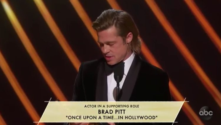 Brad Pitt recogiendo el premio Oscar