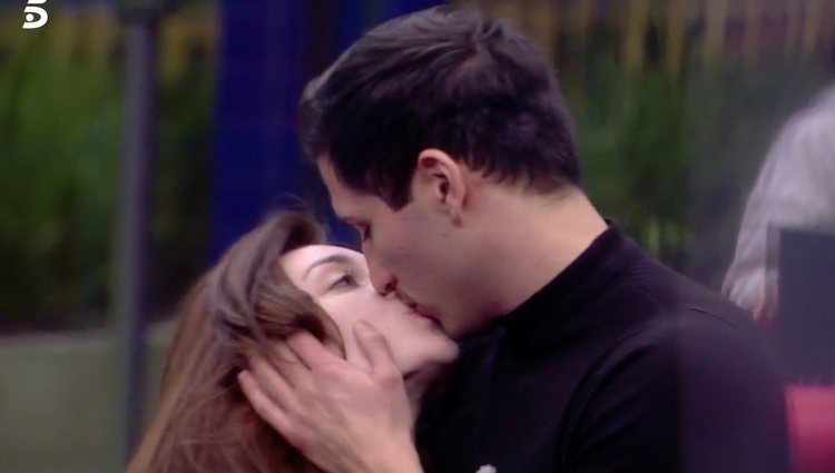 Adara y Gianmarco se besan apasionadamente en la casa | Foto: telecinco.es