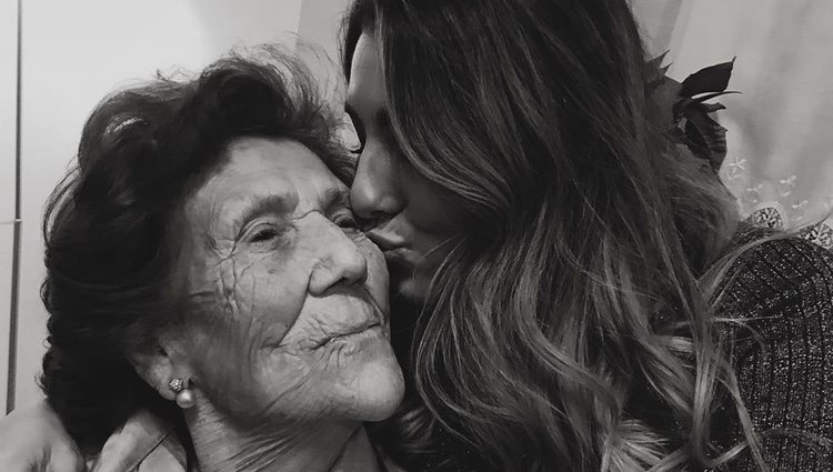 Anna Ferrer dando un beso a su abuela/ Foto: Instagram