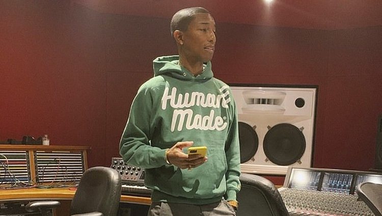 Pharrell Williams en el estudio con Rihanna