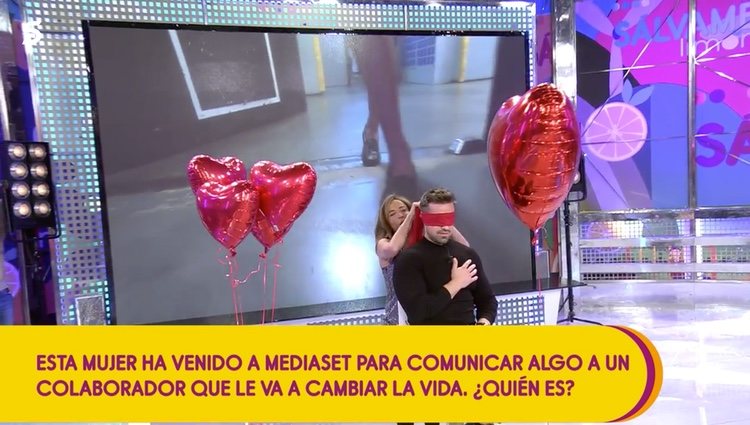 María Patiño tapándole los ojos a Rafa Mora/Foto: telecinco.es