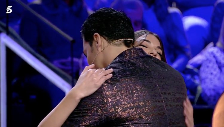 Kiko Jiménez abrazando a Estela Grande/ Foto: telecinco.es