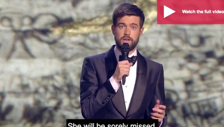 Jack Whitehall rindiéndole homenaje a Caroline Flack|Foto: ITV