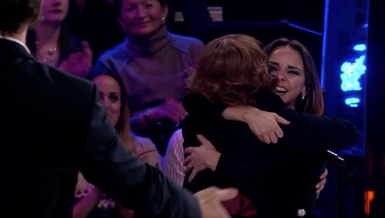 Chenoa y Gisela abrazándose en 'Tu cara me suena'/Foto: antena3.com