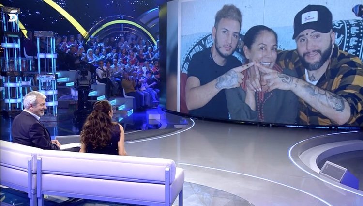 Isabel Pantoja viendo unas fotos con Omar Montes/ Foto: telecinco.es