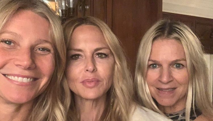 Gwyneth Paltrow con invitadas en la fiesta sin maquillaje/ Foto: Instagram