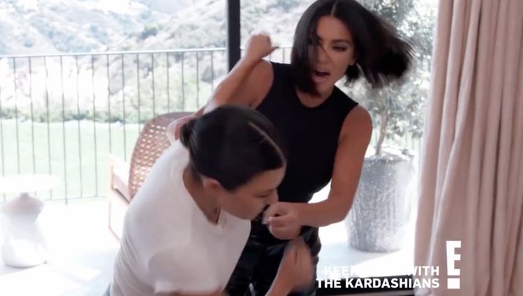 Kim y Kourtney Kardashian acaban a tortazo limpio | Foto: Youtube