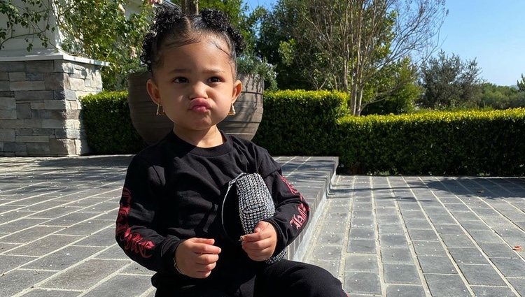 Stormi Webster posando con un look sport/Instagram