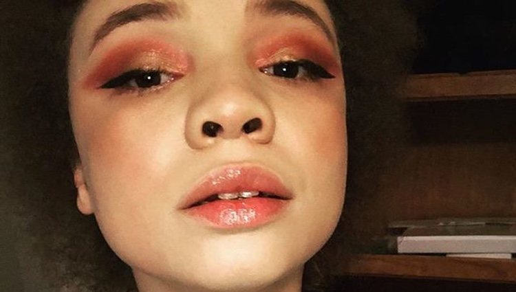 Mikaela Spielberg enseñando su maquillaje|Foto: Instagram