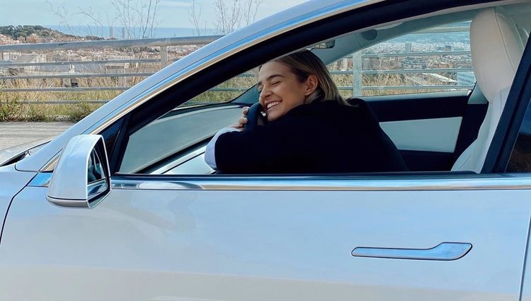 Laura Escanes asomándose por la ventana de su nuevo coche/ Foto: Instagram