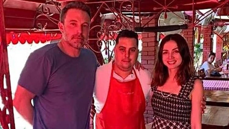 Ana de Armas y Ben Affleck junto a un fan en La Habana/Foto: Instagram