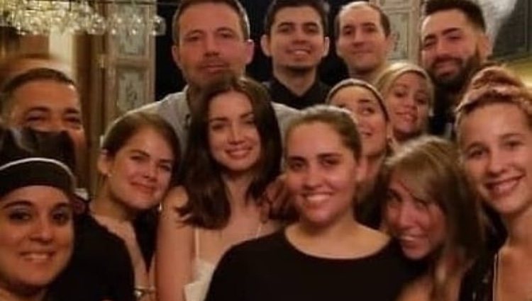 La multitudinaria foto de Ana de Armas con Ben Affleck junto a sus fans/Foto: Instagram