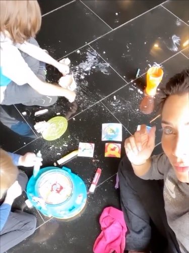 Pilar Rubio haciendo manualidades con sus hijos mayores/ Foto: Instagram