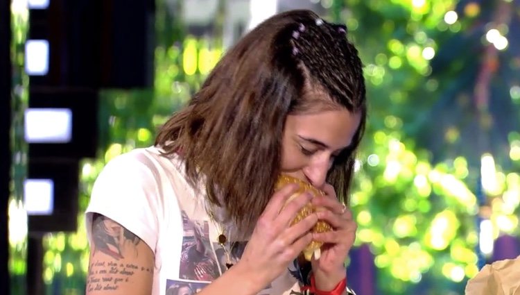 Bea disfrutando de su hamburguesa/telecinco.es