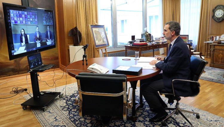 Felipe VI en una videoconferencia con el equipo directivo de Mercamadrid