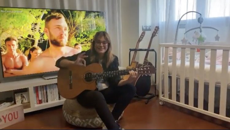 Toñi Moreno tocando la guitarra en su casa/ Foto: telecinco.es