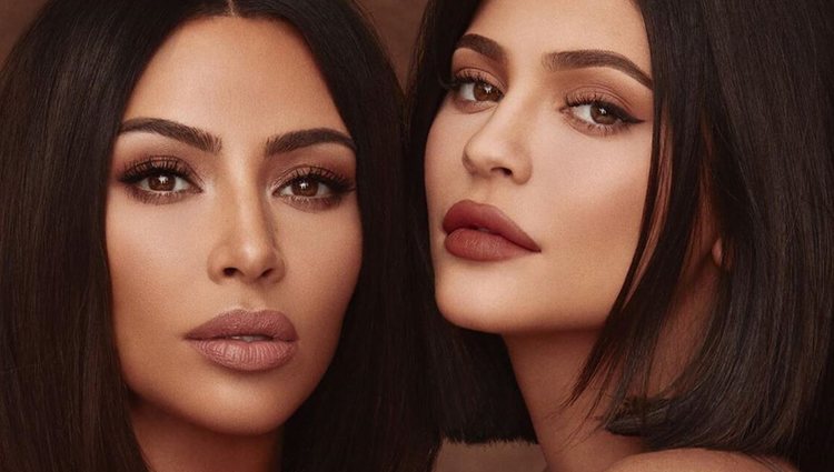 Kim Kardashian y Kylie Jenner colaboran juntas en sus respectivas marcas | Foto: Instagram