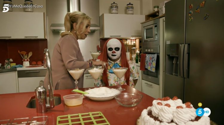 Carmen Borrego preparando el postre con Payasín